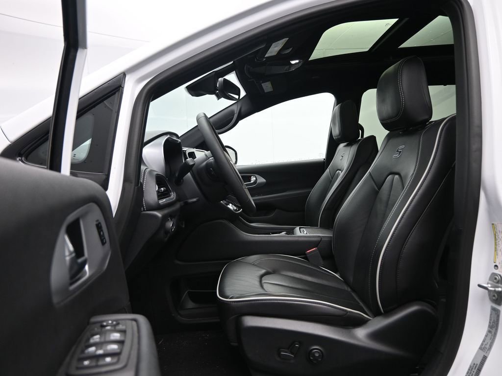 Used 2025 Chrysler Pacifica Limited FWD image 28