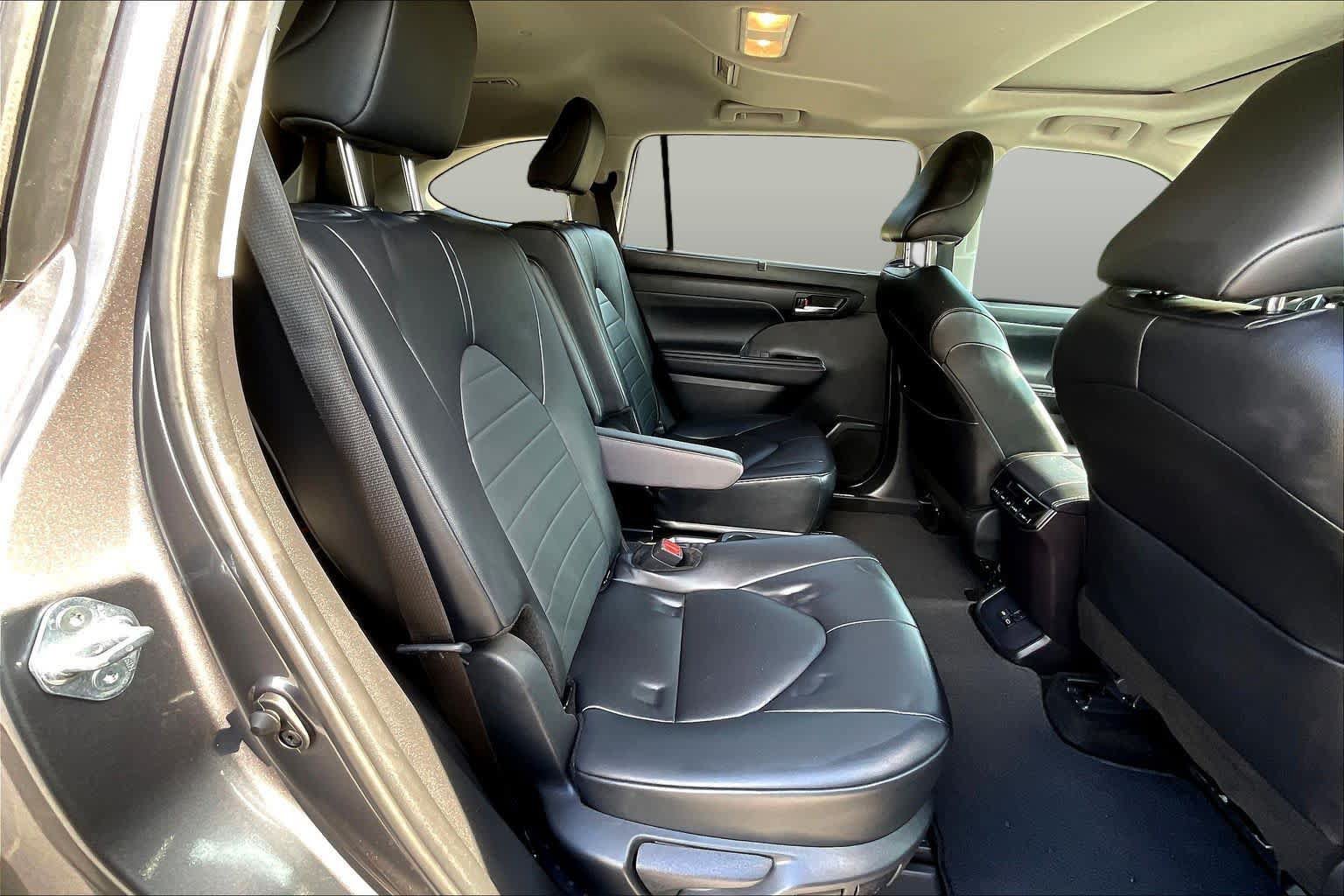 Used 2024 Toyota Highlander XLE FWD image 21