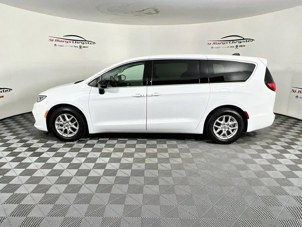 Used 2024 Chrysler Pacifica Touring-L FWD image 5
