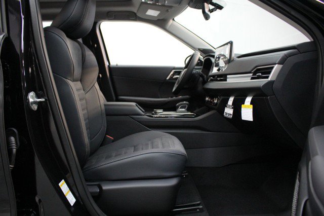 New 2026 Mitsubishi Outlander SE image 17