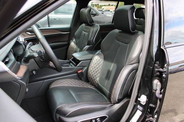 Used 2025 Jeep Grand Cherokee Summit w/ Obsidian Package AWD/4WD image 13