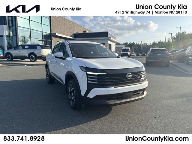 Used 2025 Nissan Kicks SV image 1