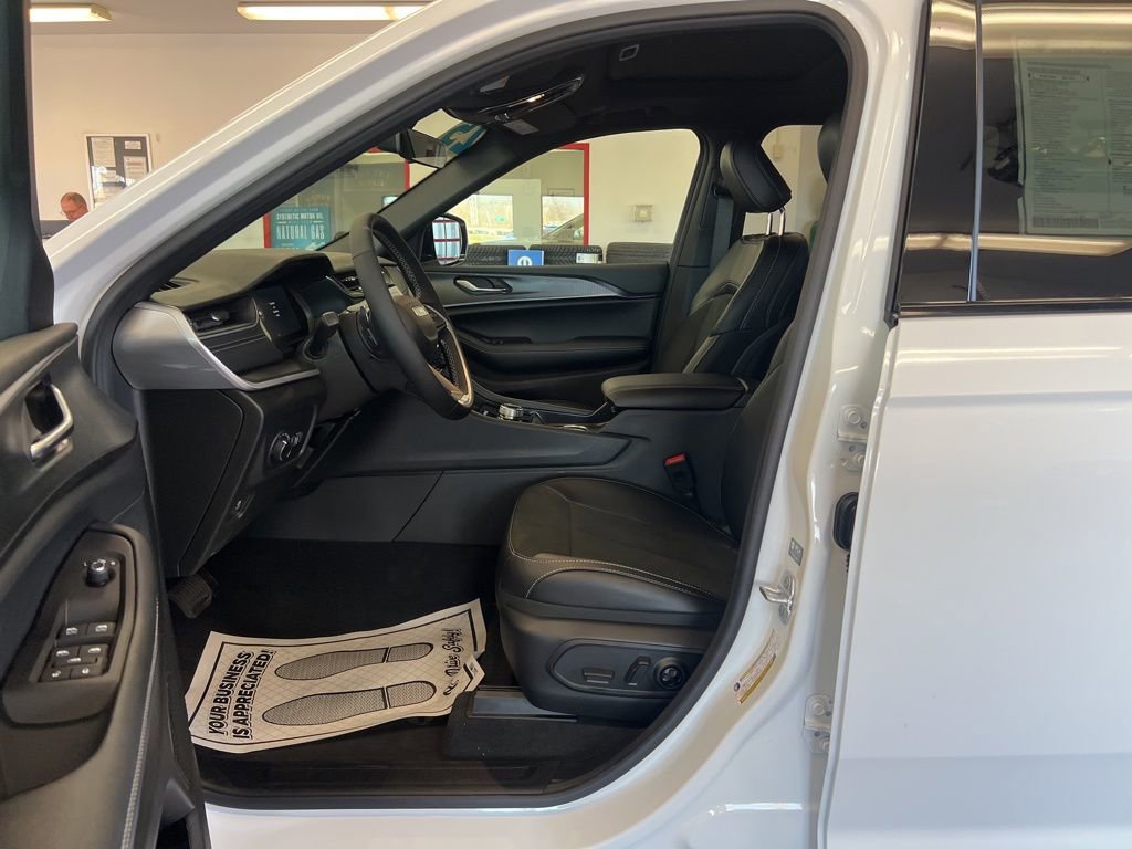 New 2025 Jeep Grand Cherokee Altitude image 6