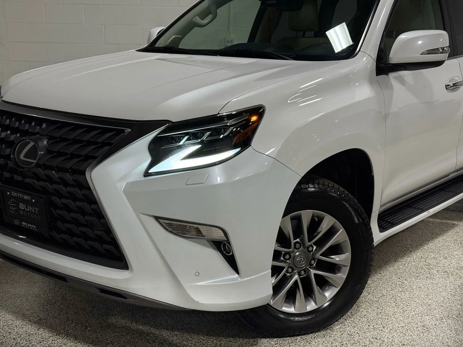 Used 2020 Lexus GX 460 Premium w/ Premium Package image 3