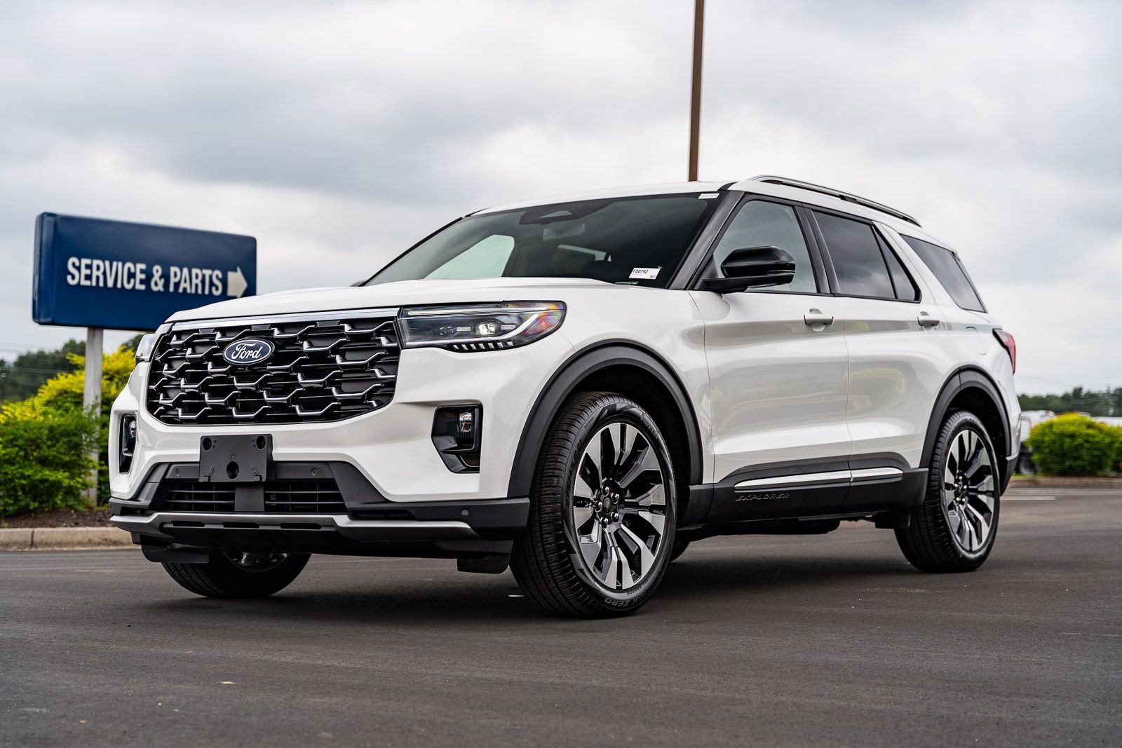 New 2027 Ford Explorer Platinum w/ LUX Leather Package AWD/4WD image 2