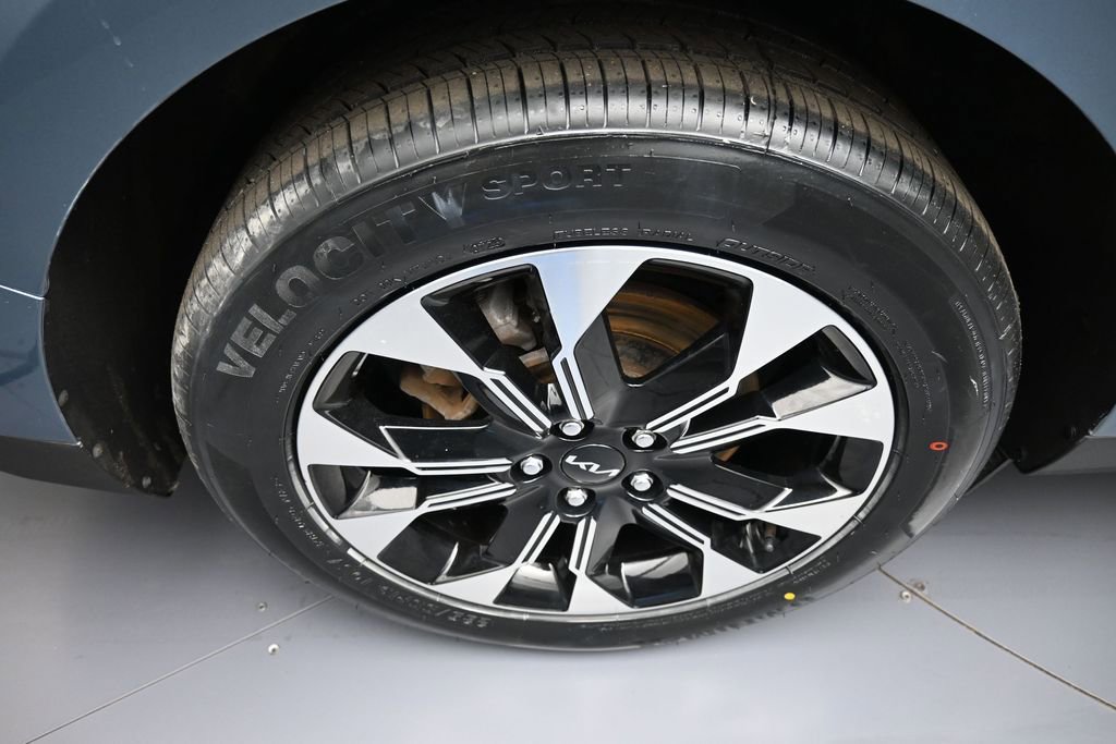 Used 2024 Kia Carnival EX FWD image 12