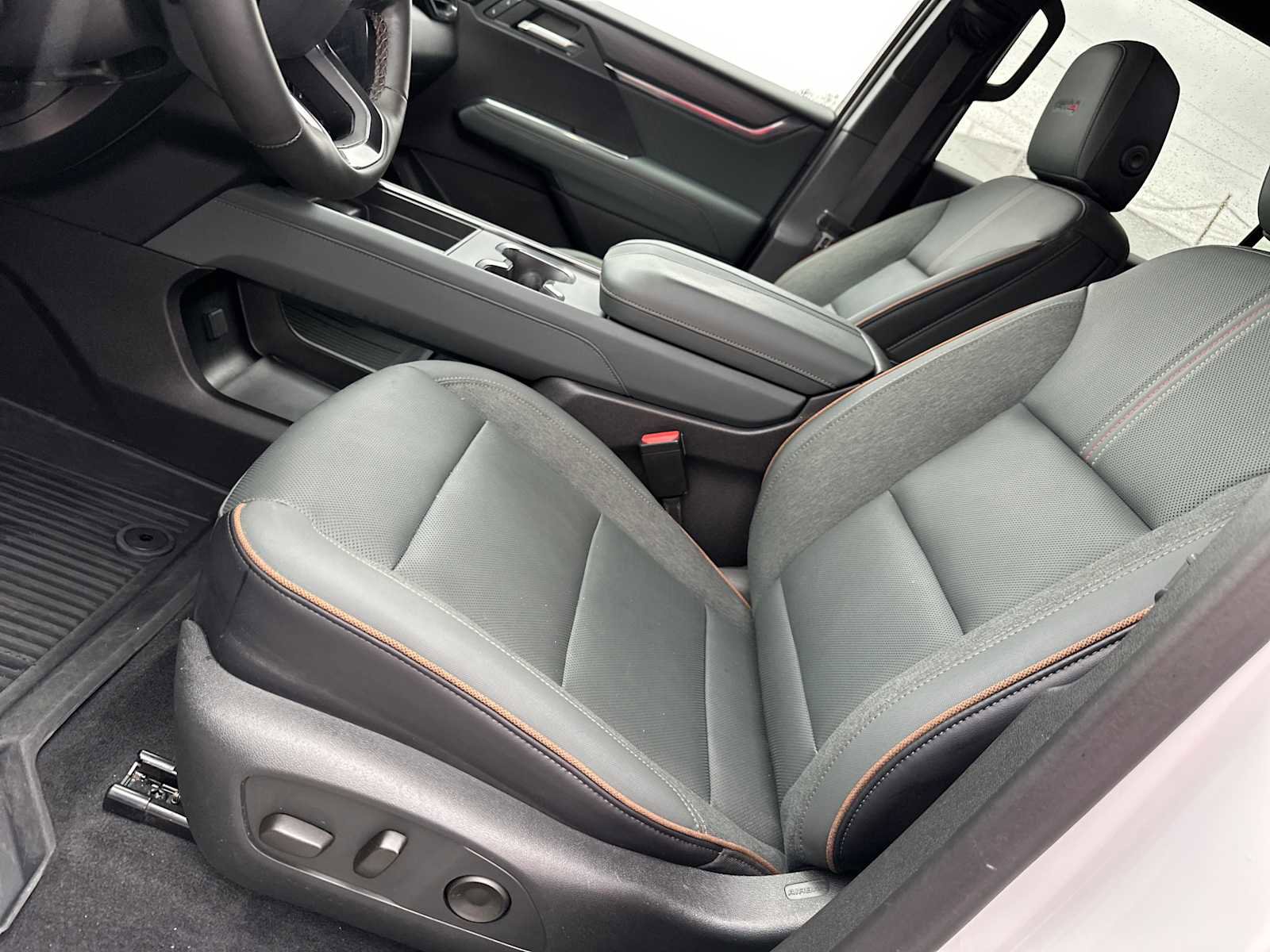 Used 2025 GMC Acadia AT4 w/ LPO, Floor Liner Package AWD/4WD image 11