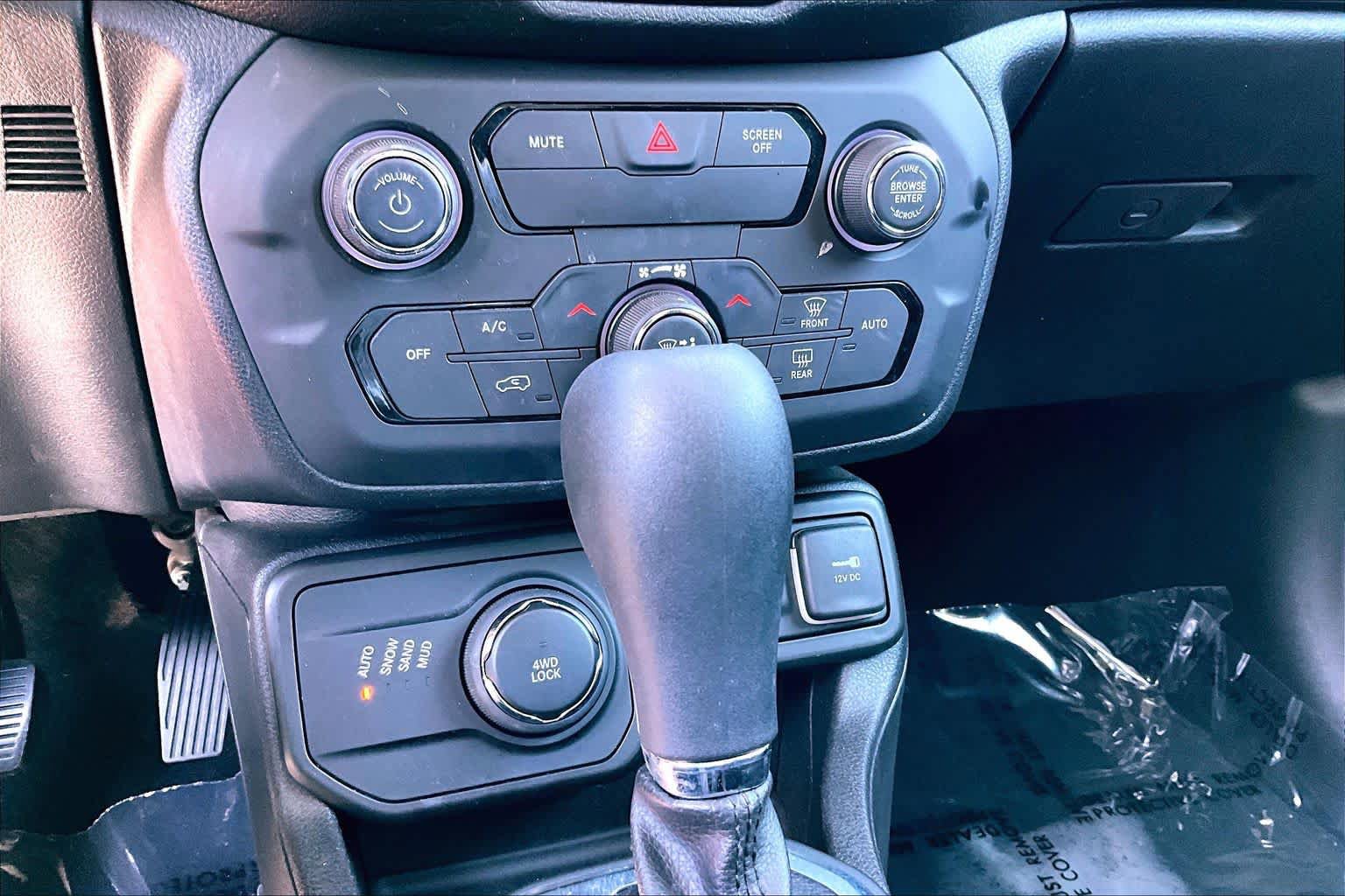 Used 2018 Jeep Renegade Latitude w/ Cold Weather Group AWD/4WD image 34