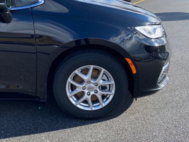 Used 2024 Chrysler Pacifica Touring-L image 10