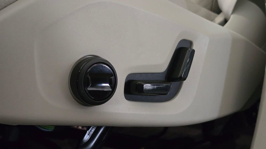 Certified 2025 Volvo XC90 T8 Plus image 26