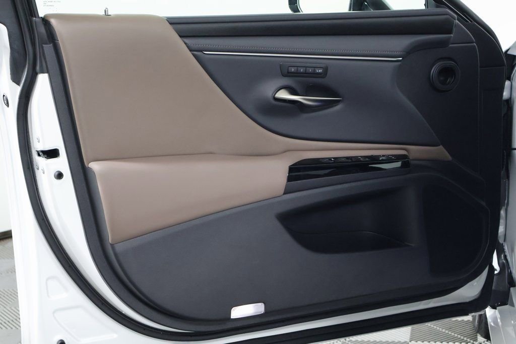 Certified 2025 Lexus ES 300h w/ Premium Package image 12