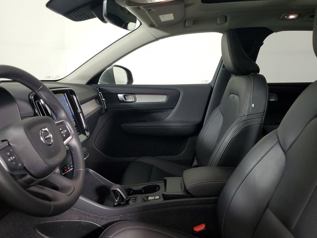 Certified 2025 Volvo XC40 B5 Core image 24