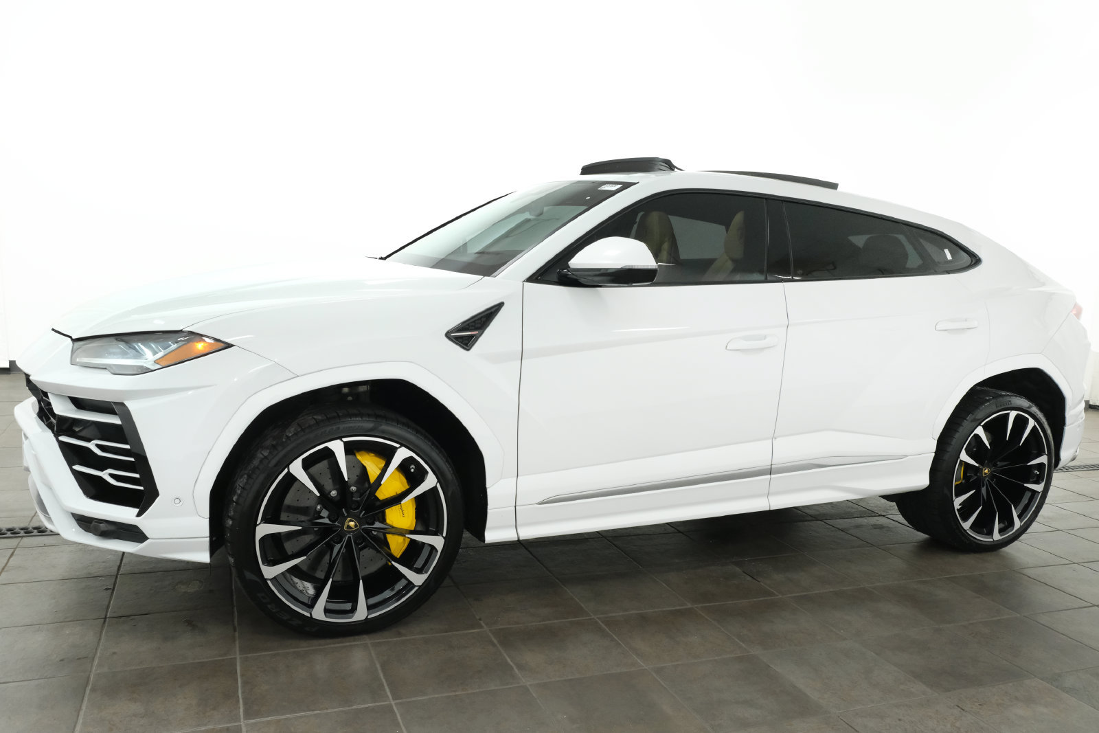 Used 2020 Lamborghini Urus AWD/4WD image 3