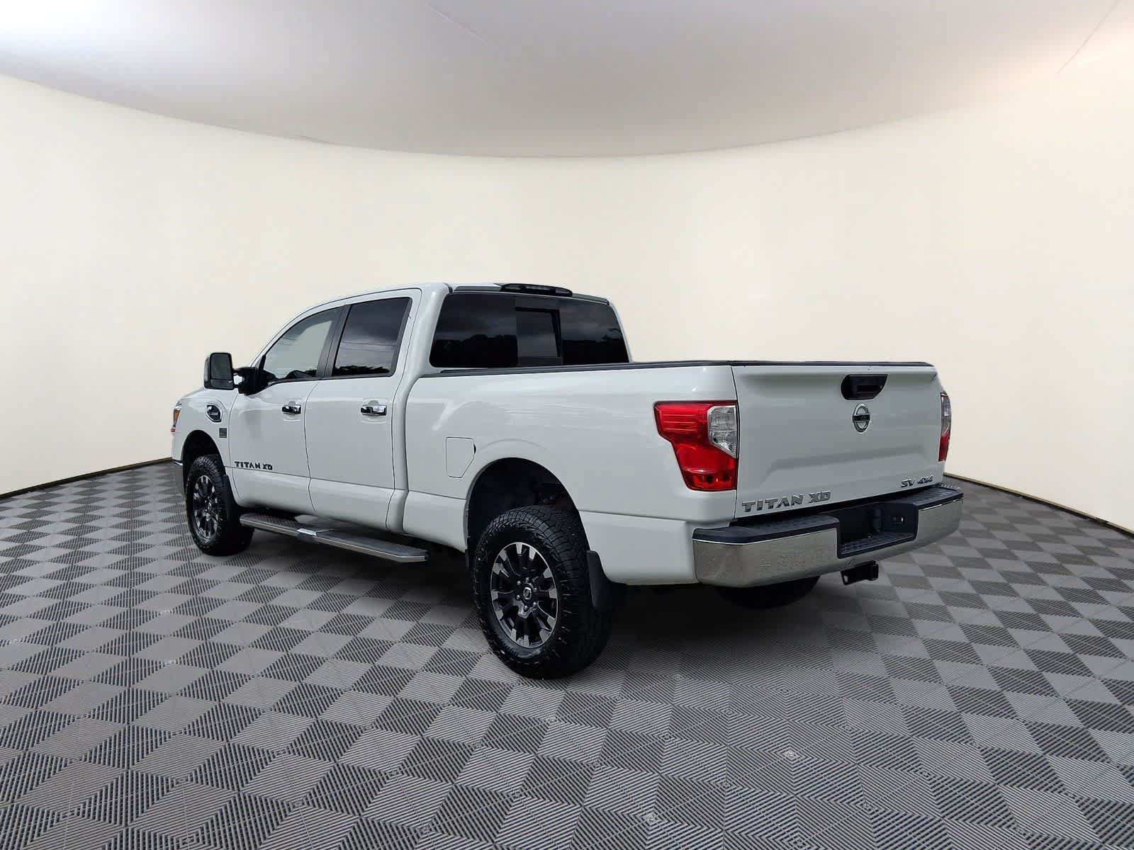 Used 2017 Nissan Titan XD AWD/4WD image 7