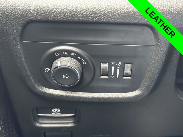 Used 2023 Jeep Grand Cherokee Limited w/ Black Appearance Package AWD/4WD image 11