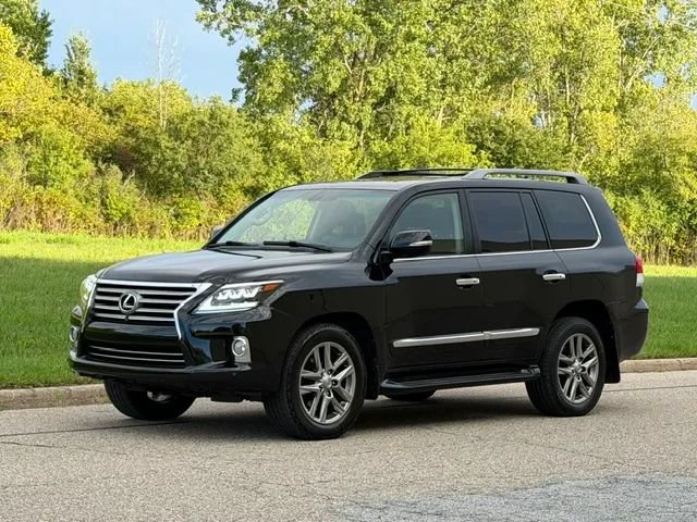 Used 2013 Lexus LX 570 4WD w/ Luxury Pkg image 6