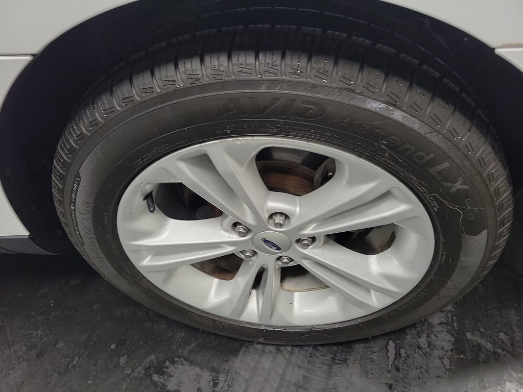 Used 2015 Ford Taurus SEL image 10