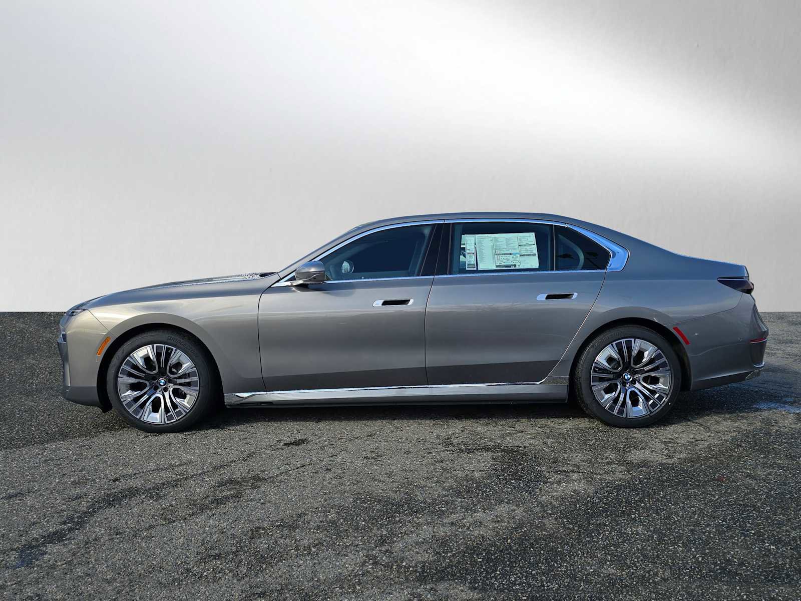 Used 2025 BMW i7 xDrive60 image 3