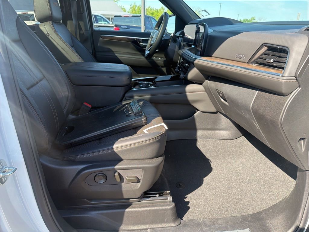 Used 2025 Chevrolet Tahoe High Country AWD/4WD image 28