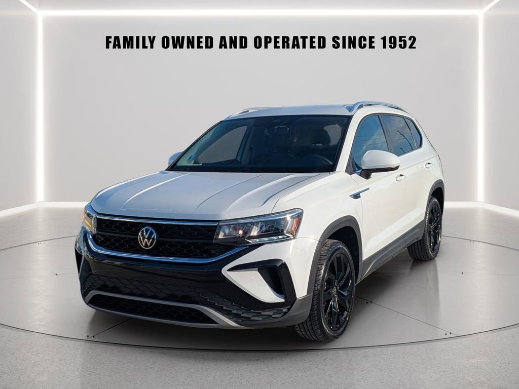 Certified 2023 Volkswagen Taos SE w/ Black Wheel Package FWD image 2