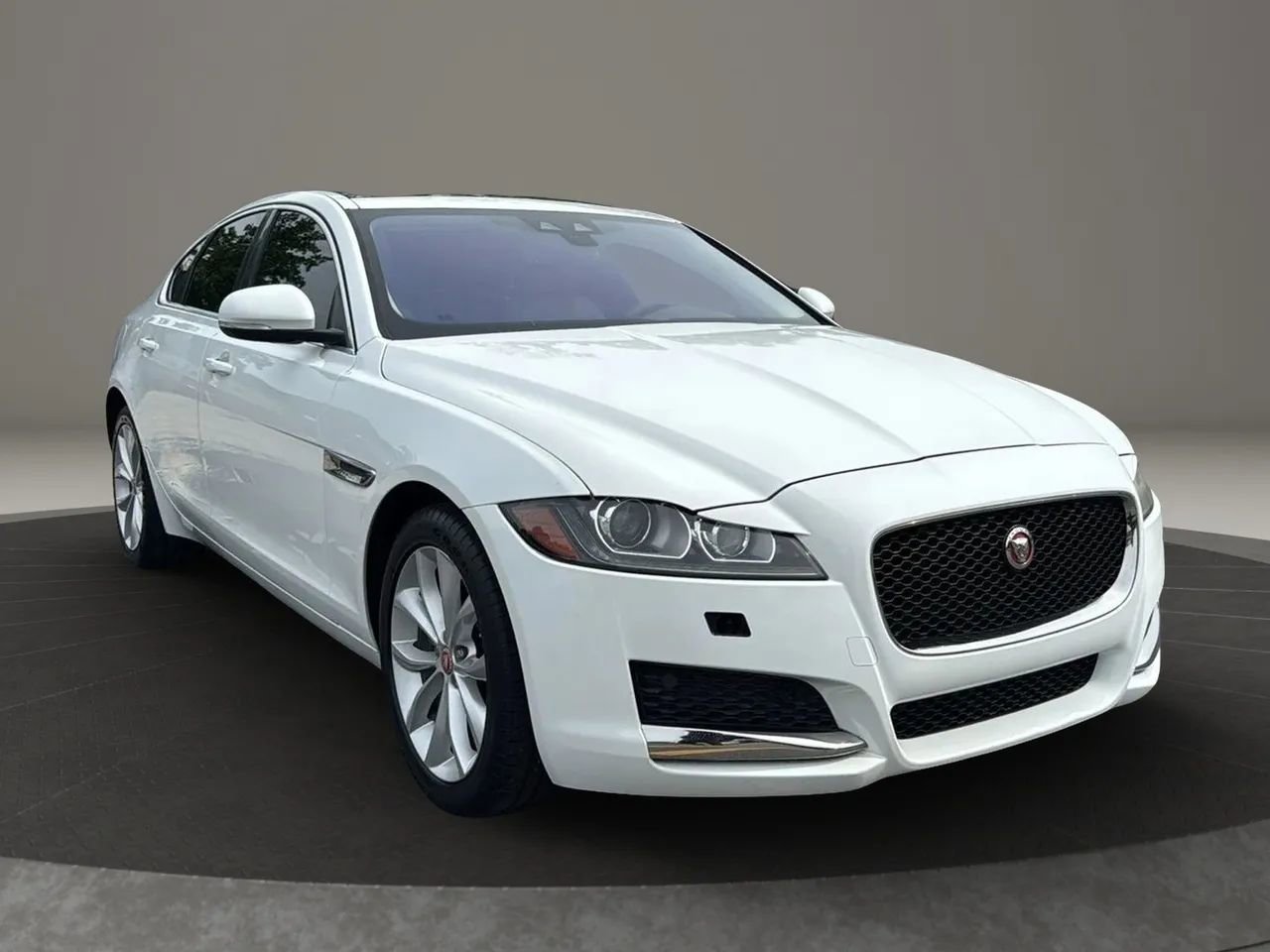 Used 2017 Jaguar XF Premium RWD image 3