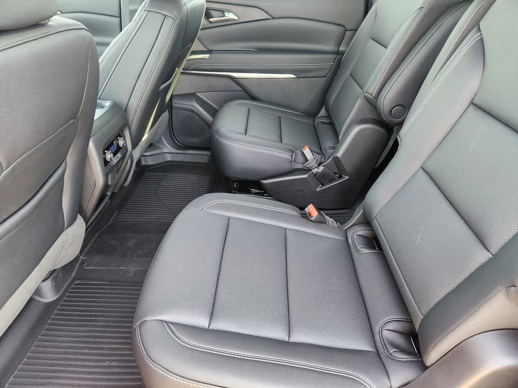 Used 2025 Chevrolet Traverse LT w/ Driver Confidence Package image 30