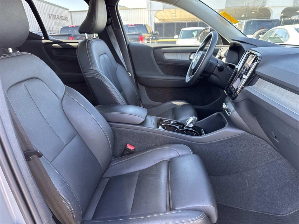 Used 2024 Volvo XC40 B5 Plus image 26