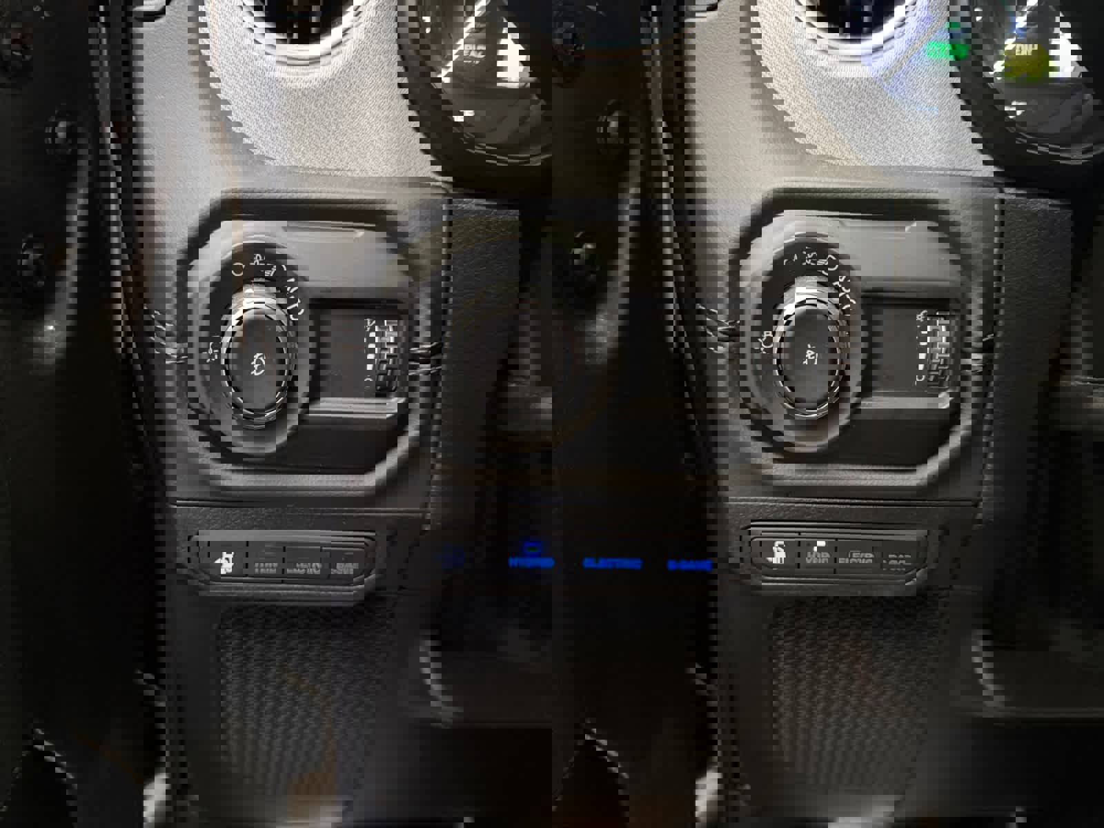 Used 2025 Jeep Wrangler Sahara image 26