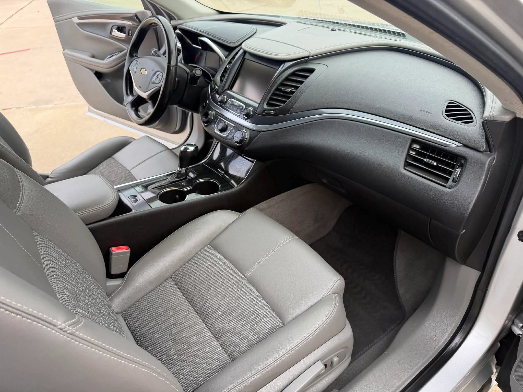 Used 2019 Chevrolet Impala LT FWD image 22