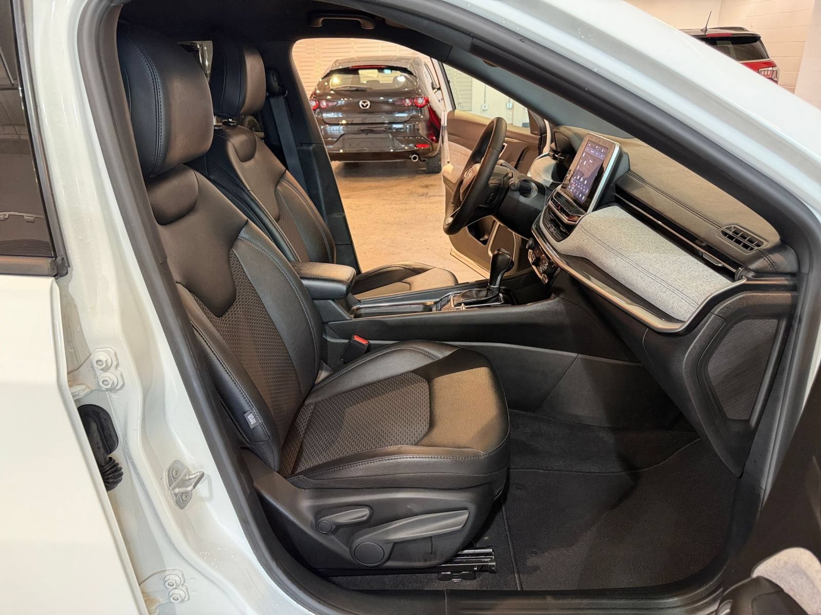 Used 2025 Jeep Compass Latitude AWD/4WD image 35