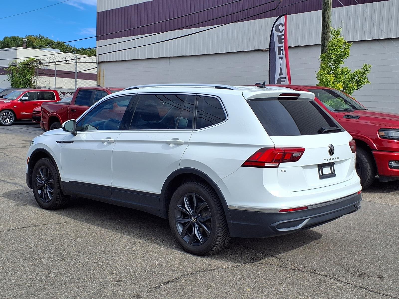 Used 2022 Volkswagen Tiguan SE AWD/4WD image 2