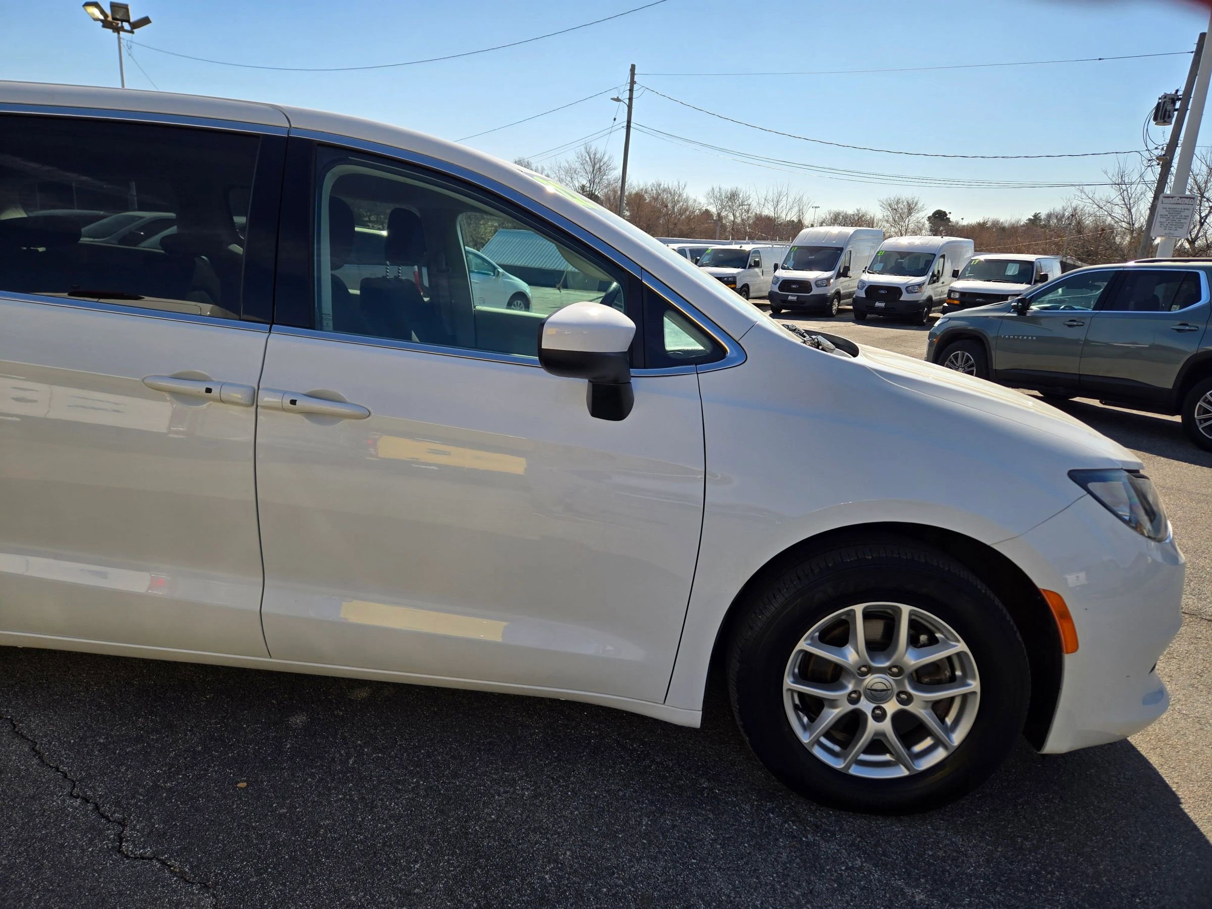 Used 2022 Chrysler Voyager LX image 12