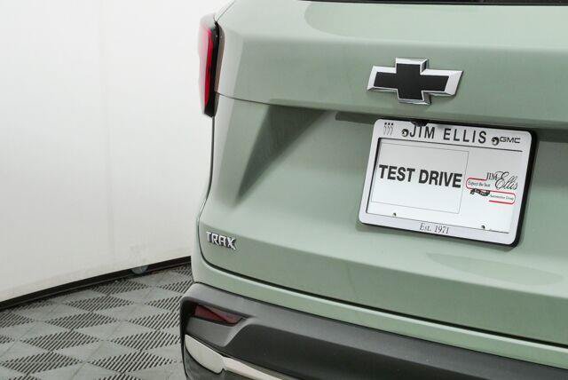 Certified 2025 Chevrolet Trax ACTIV w/ Sunroof Package FWD image 2