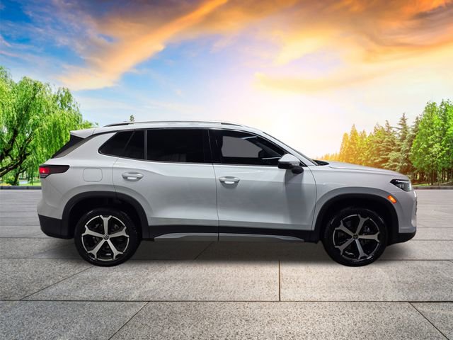 Certified 2025 Volkswagen Tiguan SE image 3