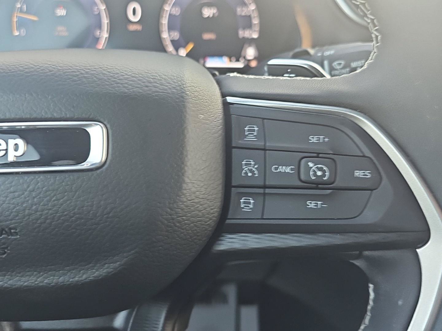 Used 2025 Jeep Grand Cherokee Altitude RWD image 19