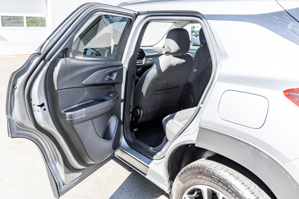 Used 2025 Chevrolet TrailBlazer LT w/ Driver Confidence Package AWD/4WD image 21