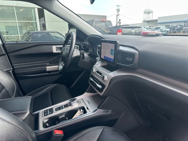Used 2023 Ford Explorer XLT w/ Equipment Group 202A RWD image 9