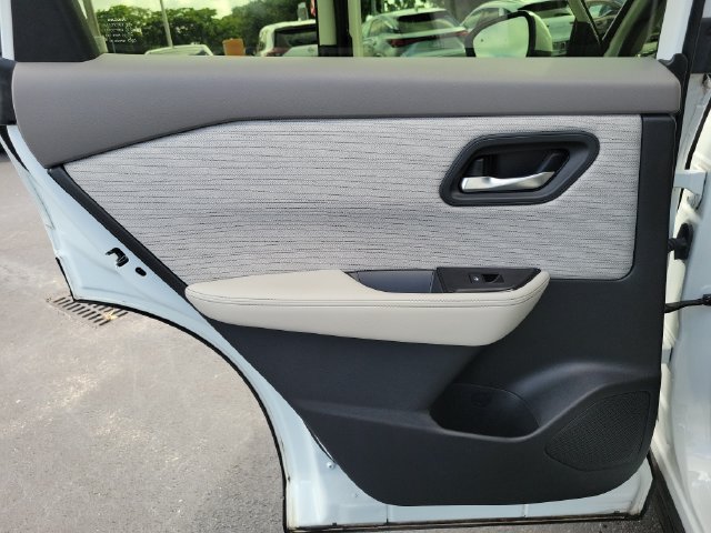 Used 2023 Nissan Rogue SV FWD image 10