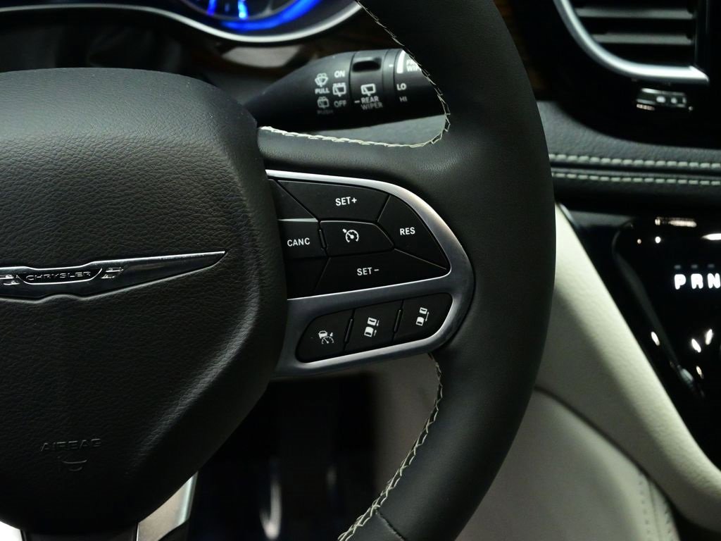 Used 2022 Chrysler Pacifica Limited image 5