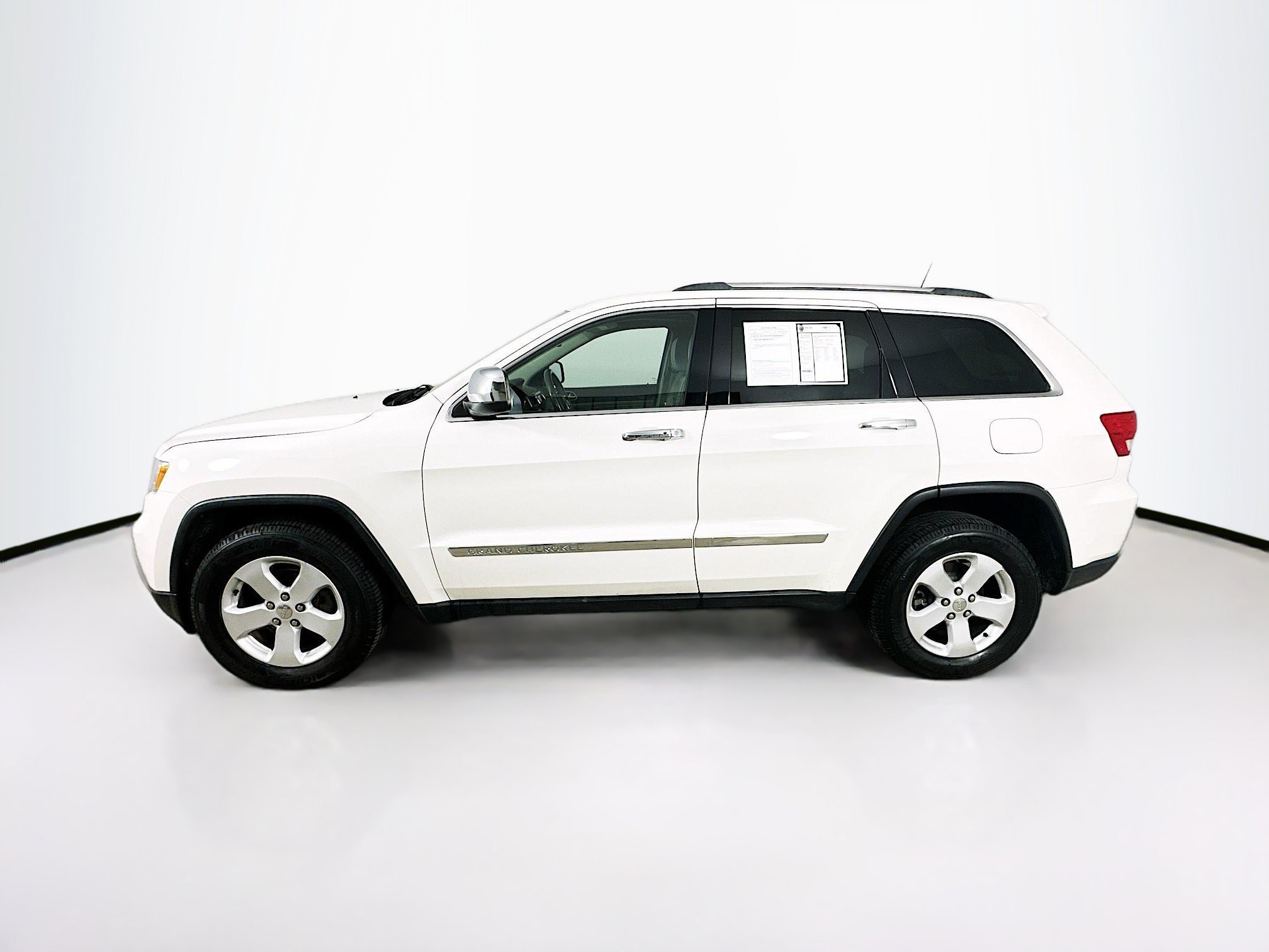 Used 2011 Jeep Grand Cherokee Laredo AWD/4WD image 4