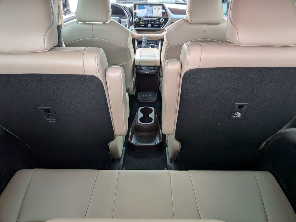Used 2021 Toyota Highlander Platinum FWD image 31