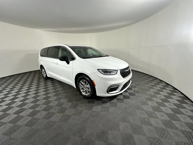 Used 2024 Chrysler Pacifica Touring-L FWD image 4