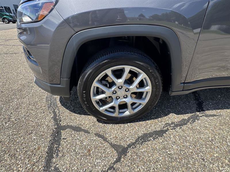 Used 2024 Jeep Compass Latitude AWD/4WD image 16