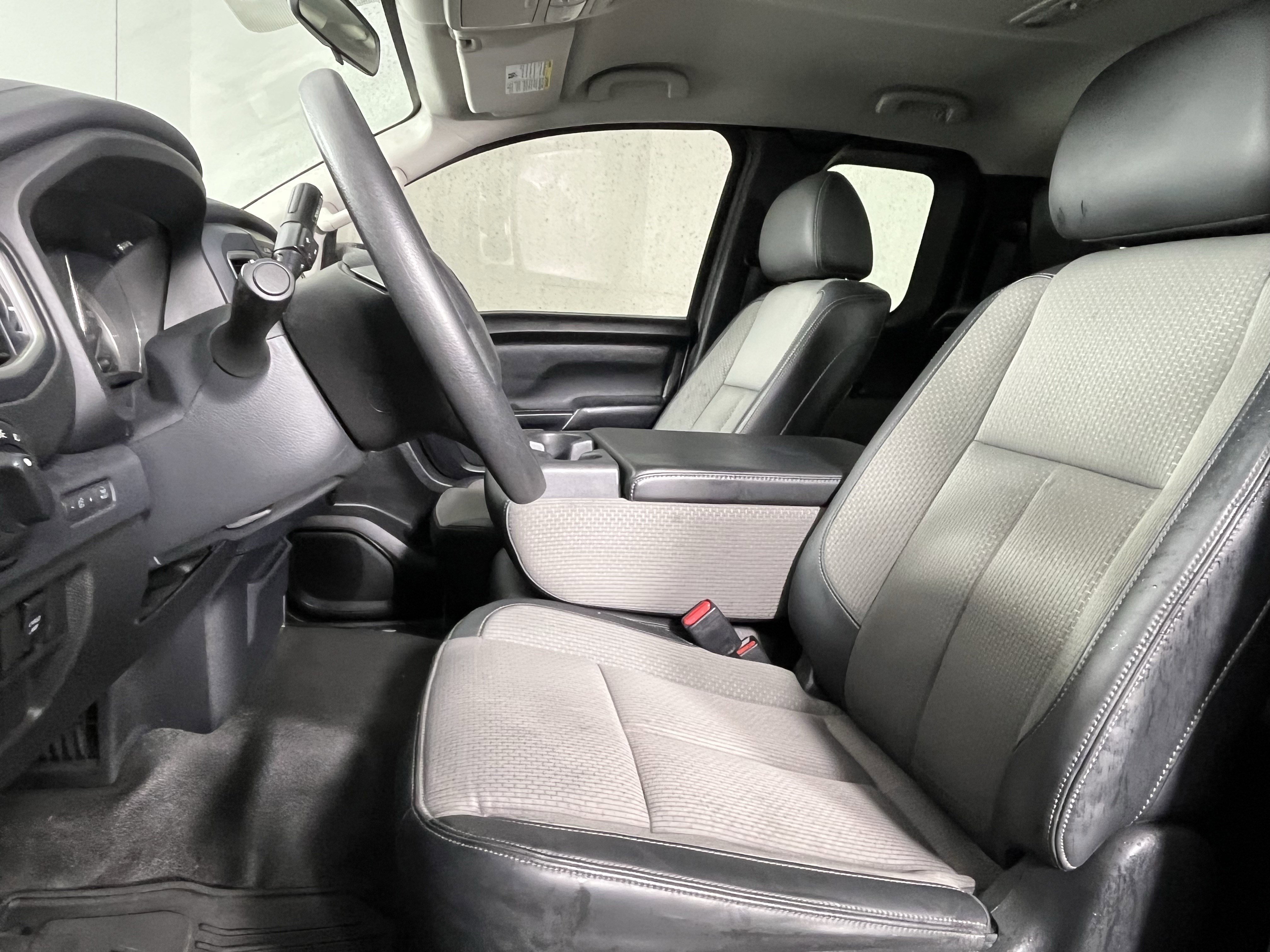 Used 2017 Nissan Titan S image 11