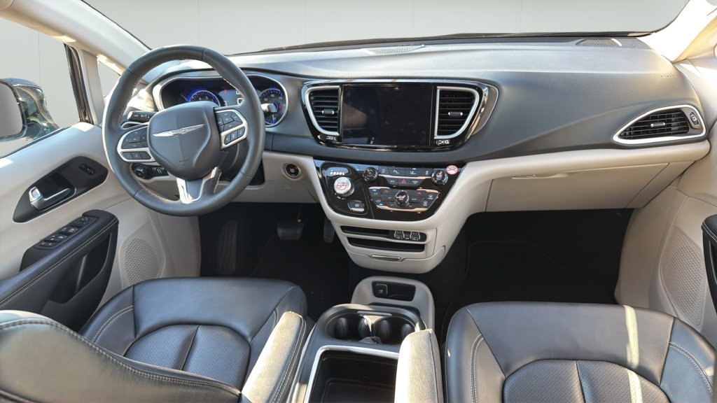 Used 2024 Chrysler Pacifica Touring-L FWD image 16