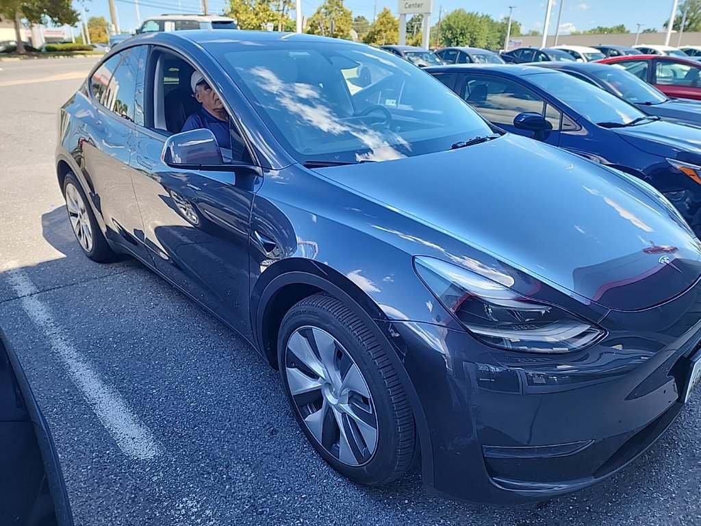 Used 2024 Tesla Model Y Long Range AWD/4WD image 2