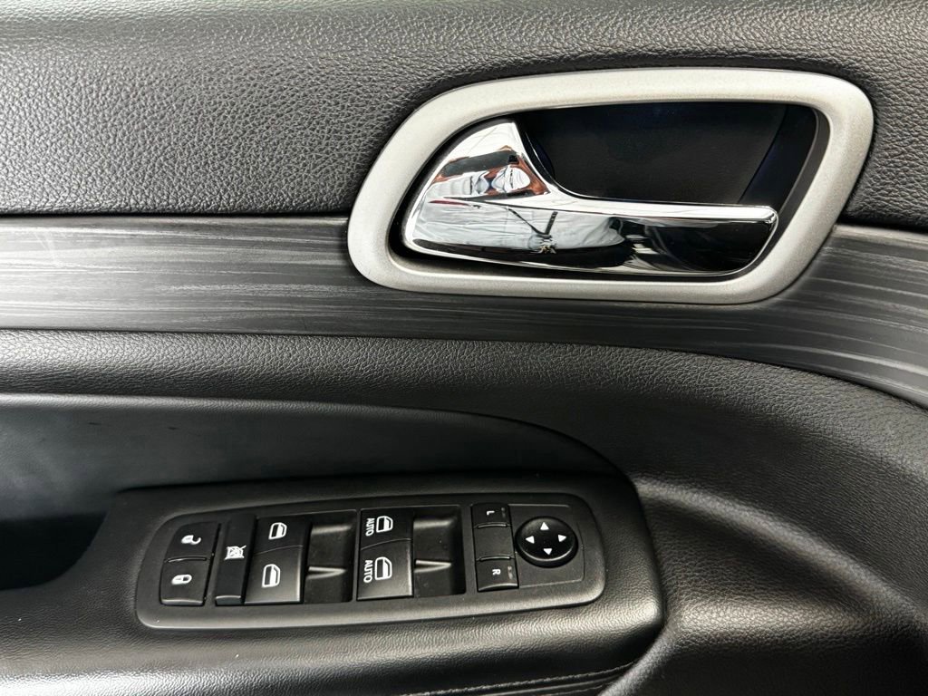Used 2021 Jeep Grand Cherokee Laredo X AWD/4WD image 11