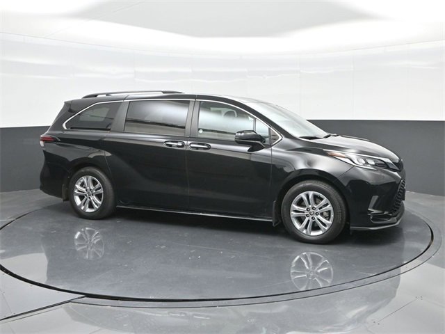 Used 2022 Toyota Sienna XSE image 6