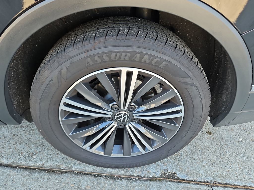 Used 2024 Volkswagen Tiguan Wolfsburg Edition image 34