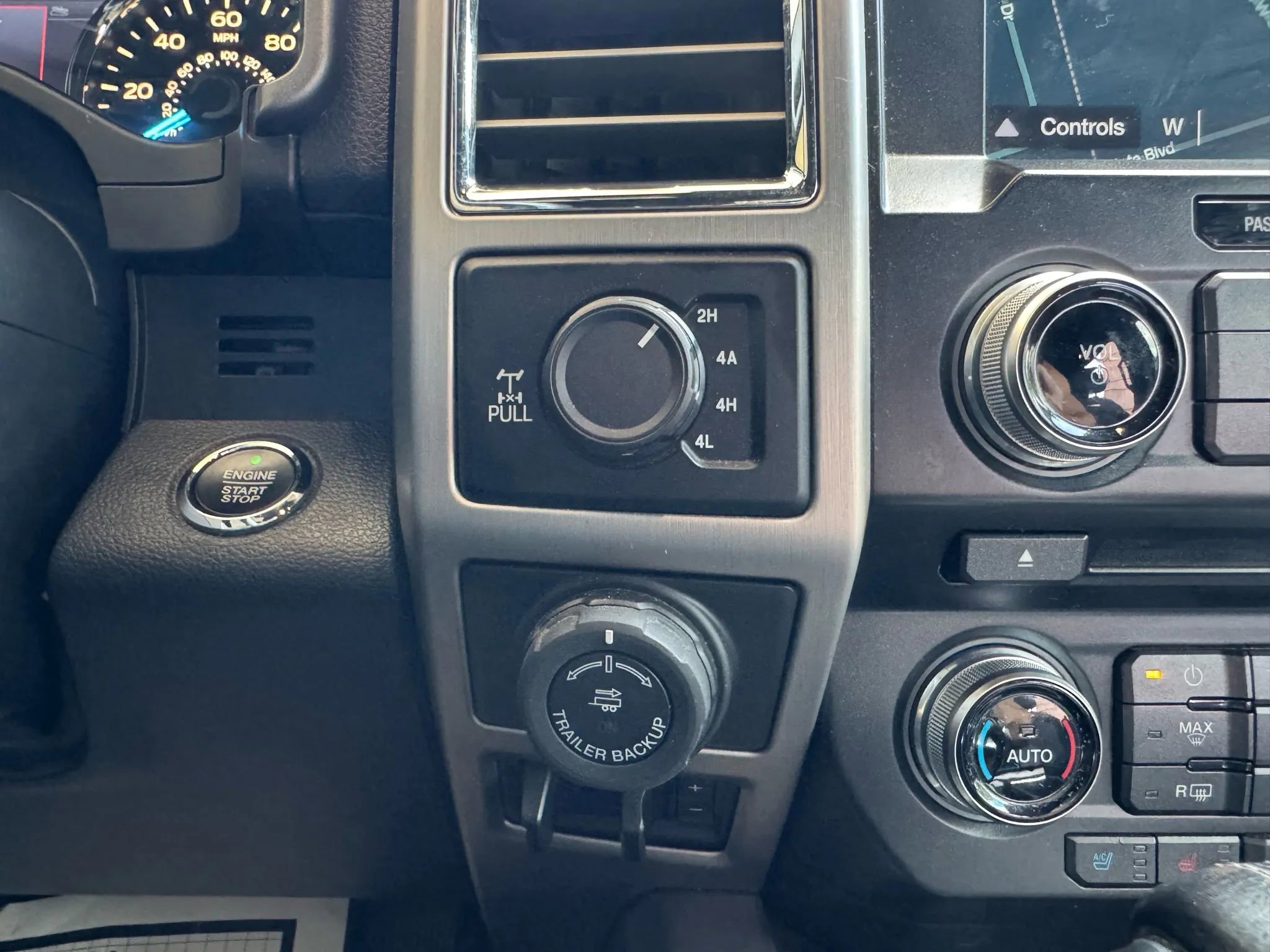 Used 2016 Ford F150 Platinum w/ Equipment Group 701A Luxury image 29